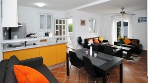 Hus (One Bedroom Apartment with Terrace) | Oppholdsrom