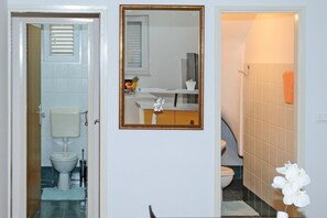 Hus (One Bedroom Apartment with Terrace) | Bad | Dusj og håndklær