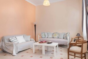 Apartment, 1 Bedroom, Smoking, Balcony | Living area