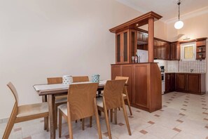 Departamento, 1 habitación, para fumadores, balcón | Restaurantes