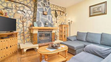TV, fireplace, table tennis, stereo