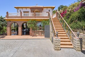 Exterior - Quiet Holiday Home Cortijo la Encina with Pool, A/C, Wi-Fi & Terraces (Sayalonga)