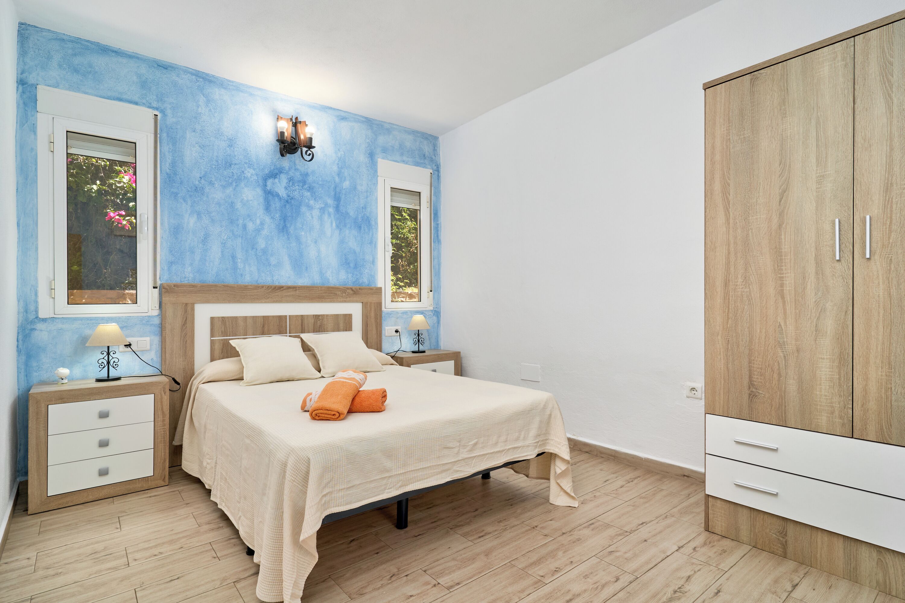 5 bedrooms, iron/ironing board, free WiFi, bed sheets