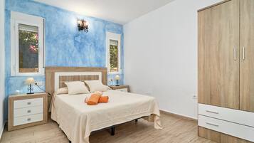 5 bedrooms, iron/ironing board, free WiFi, bed sheets