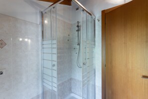 Douche, serviettes fournies