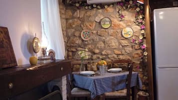 Studio, 1 Bedroom, Balcony, Garden View | Dining