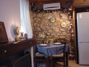 Studio, 1 Bedroom, Balcony, Garden View | Dining