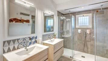 Shower, hair dryer, towels