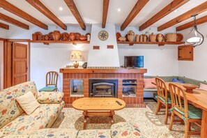 Télévision, lecteur de DVD, table de tennis de table