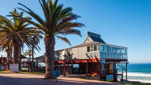Un immeuble situé en bord de mer, doté d’une zone abritée et offrant une vue sur l’océan.