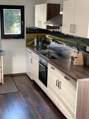 Kühlschrank, Ofen, Geschirrspüler, Wasserkocher mit Kaffee-/Teezubehör