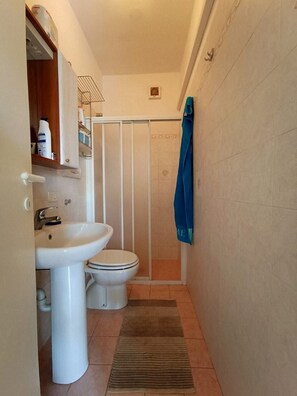 Shower, free toiletries, hair dryer, towels - Fantastic Holiday Apartment Close to the Beach with Air Conditioning and Terrace; Pets are Allowed (CAPOLIVERI)