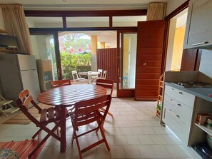 Dining - Fantastic Holiday Apartment Close to the Beach with Air Conditioning and Terrace; Pets are Allowed (CAPOLIVERI)