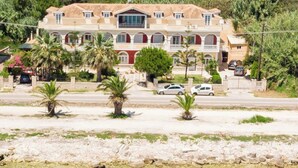 A coastal building with a clear view of the turquoise sea. - 'luna Nera' Beachfront Apartment (Zakynthos)