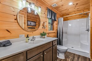 Cabin, 2 Bedrooms | Bathroom | Towels