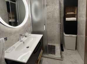 Departamento (Two Bedroom Apartment with Balcony) | Baño | Regadera y toallas 