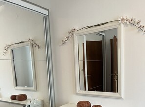 Apartament (Two Bedroom Apartment with Balcony) | Sala d'estar | Televisor 