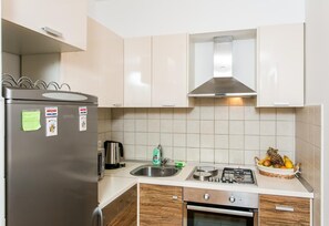 Apartemen (Two Bedroom Apartment with Balcony) | Dapur pribadi | Lemari es, oven, ketel listrik, dan lemari pembeku