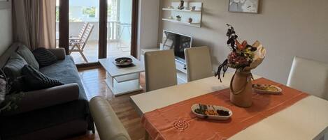 Appartement (Two Bedroom Apartment with Balcony) | Salle Ă manger