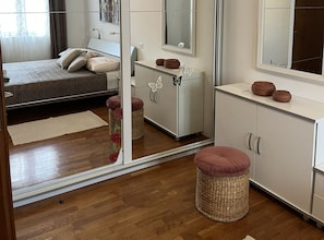 Appartement (Two Bedroom Apartment with Balcony) | Salle de séjour | Télévision