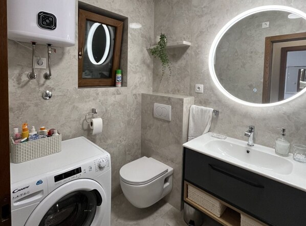 Departamento (Two Bedroom Apartment with Balcony) | Baño | Regadera y toallas 