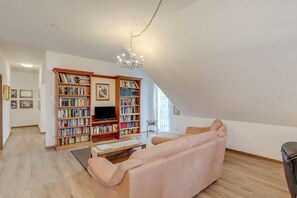 TV, stereo - Beautiful Holiday Apartment “Familie Arnhofer” with Wi-Fi (Waal)