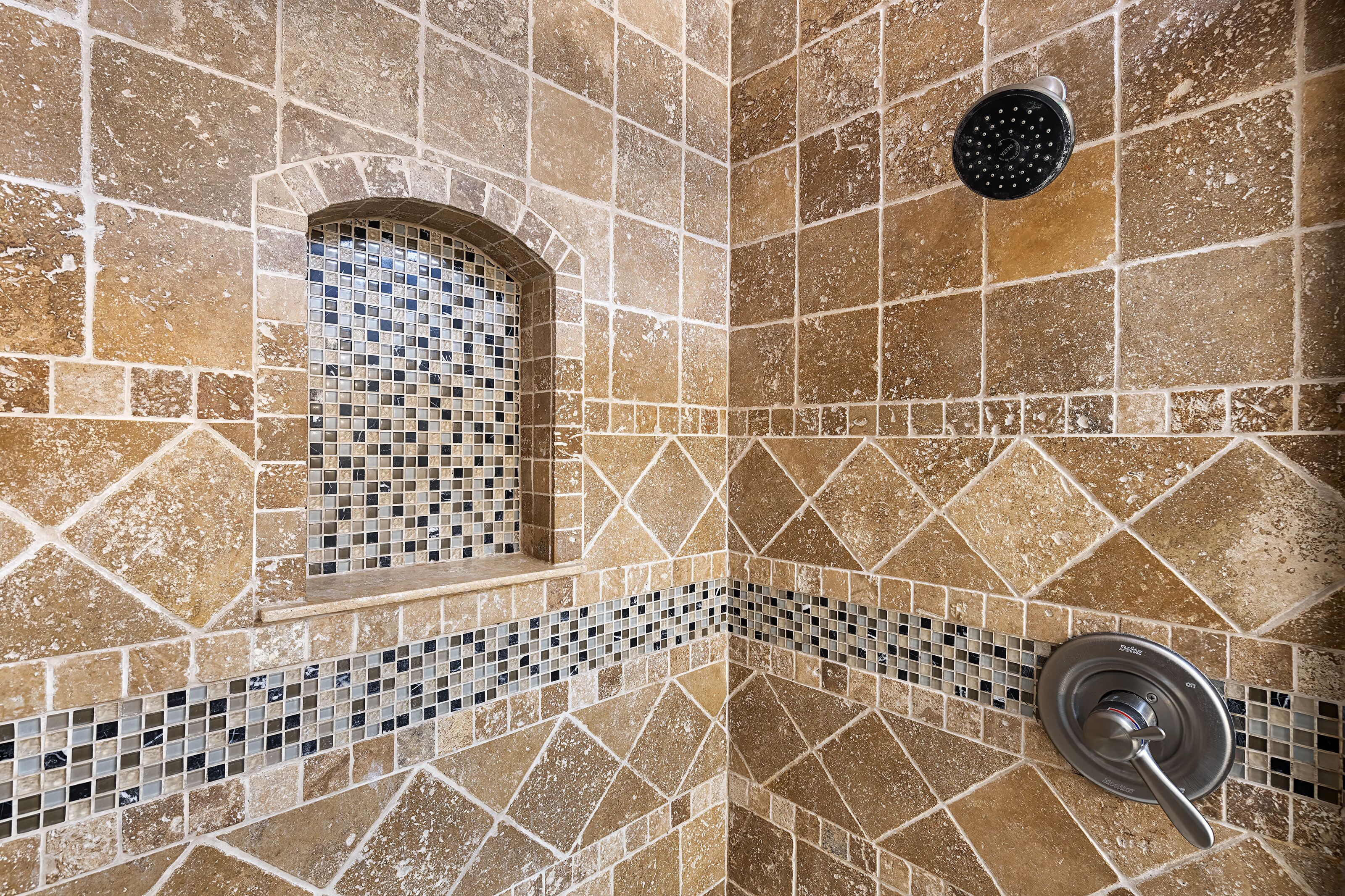 Combined shower/tub, hair dryer, towels