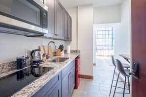 Private kitchen - Sosuite | Studio Penthouse w Gym, On-Site Bar (Philadelphia)