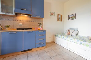 Geladeira, cooktop, talheres/pratos/utensílios de cozinha