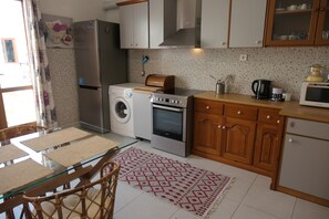 Refrigerador, microondas, lavavajillas, cafetera/tetera