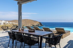 Villa, 4 habitaciones, para fumadores, alberca privada | Restaurante al aire libre