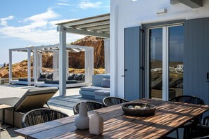 Villa, 4 habitaciones, para fumadores, alberca privada | Restaurante al aire libre