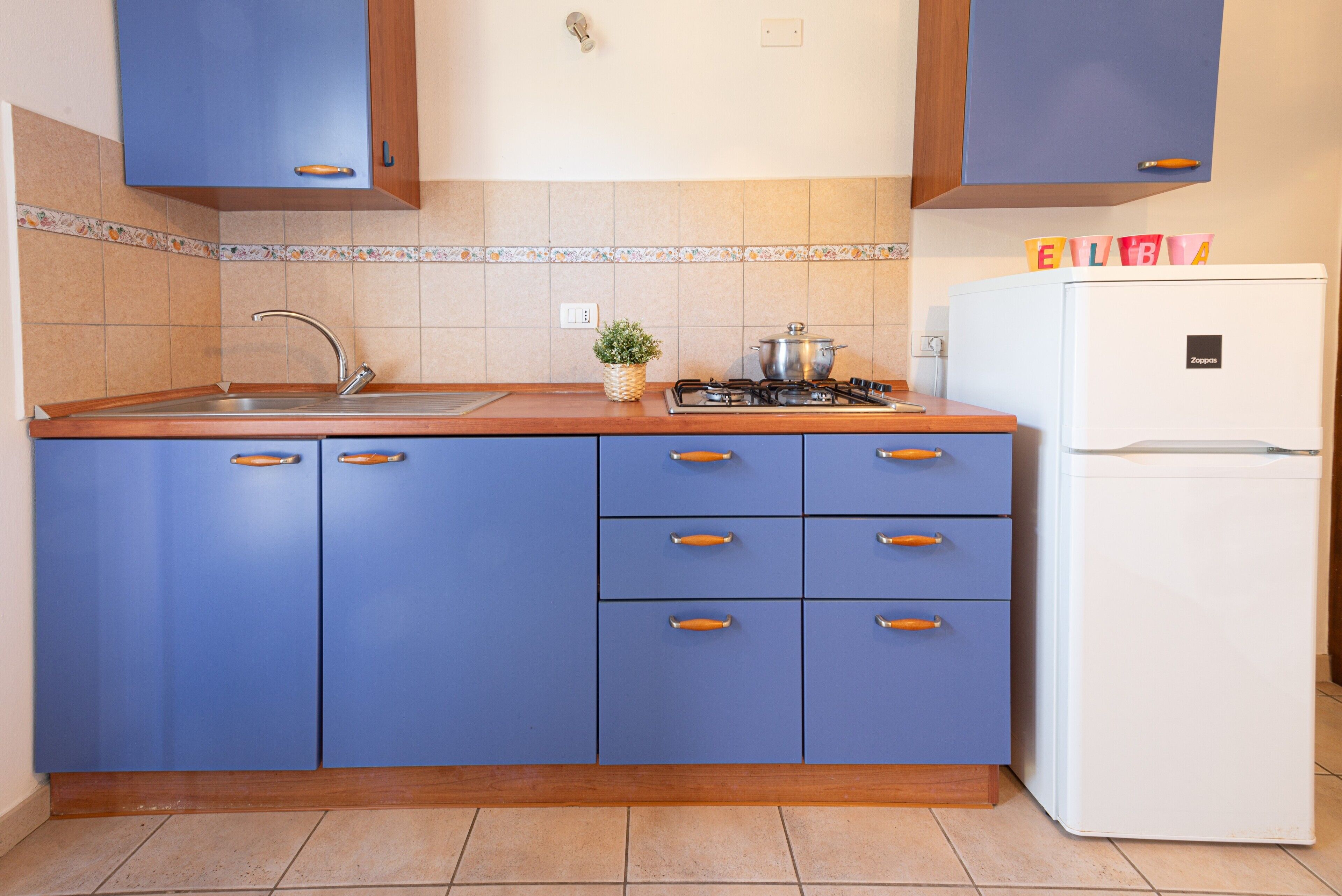 Kjøleskap, kokeplater og kjøkkenutstyr