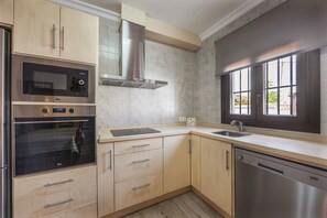 Réfrigérateur, four à micro-ondes, un four, surface de cuisson