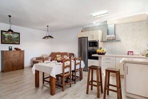 Interior - Air-Conditioned Home "El Duque" In Beautiful Landscape with Pool, Terrace & Wi-Fi (Vejer de la Frontera)