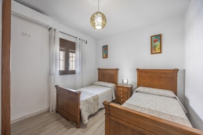 2 chambres, fer et planche à repasser, Wi-Fi, draps fournis