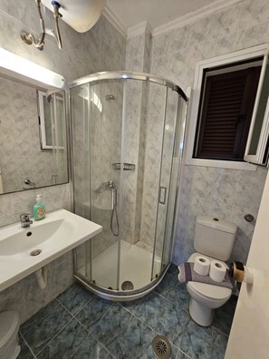 Apartment, 2 Bedrooms, Smoking, Garden View | Bathroom