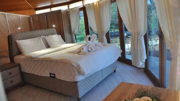 Suite – deluxe | Sengetøy av topp kvalitet, minibar, safe på rommet og skrivebord