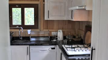 Bangalô conforto, cozinha | Cozinha privada | Cafeteira/chaleira, chaleira elétrica, cadeirão de bebê
