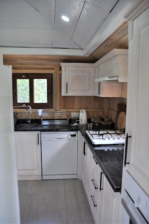 Bungalow Confort, cocina | Cocina privada | Cafetera y tetera, tetera eléctrica y periquera