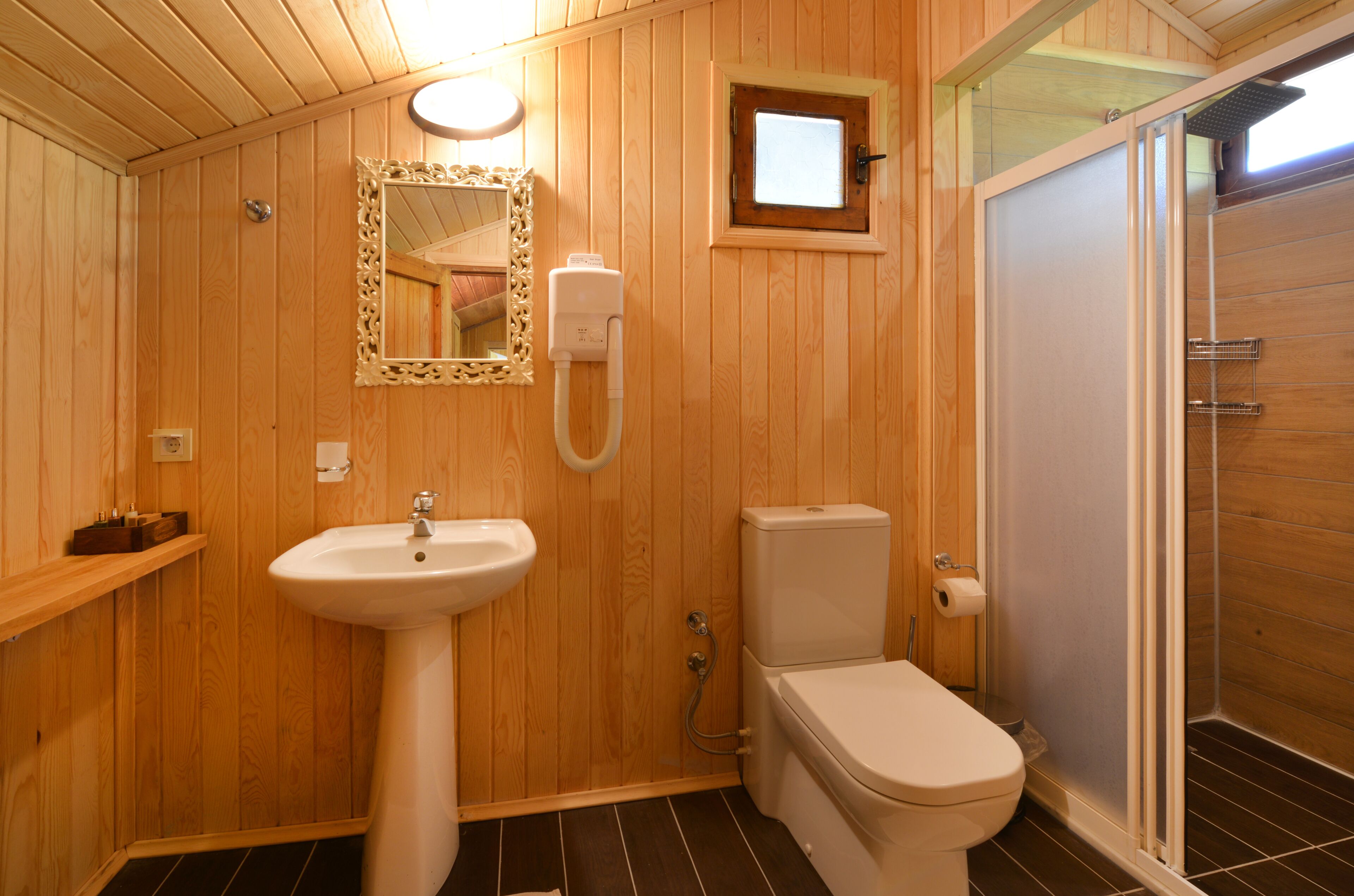 Family Bungalow | Bathroom | Shower, rainfall showerhead, hair dryer, towels
