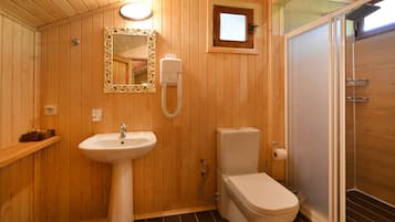 Family Bungalow | Bathroom | Shower, rainfall showerhead, hair dryer, towels