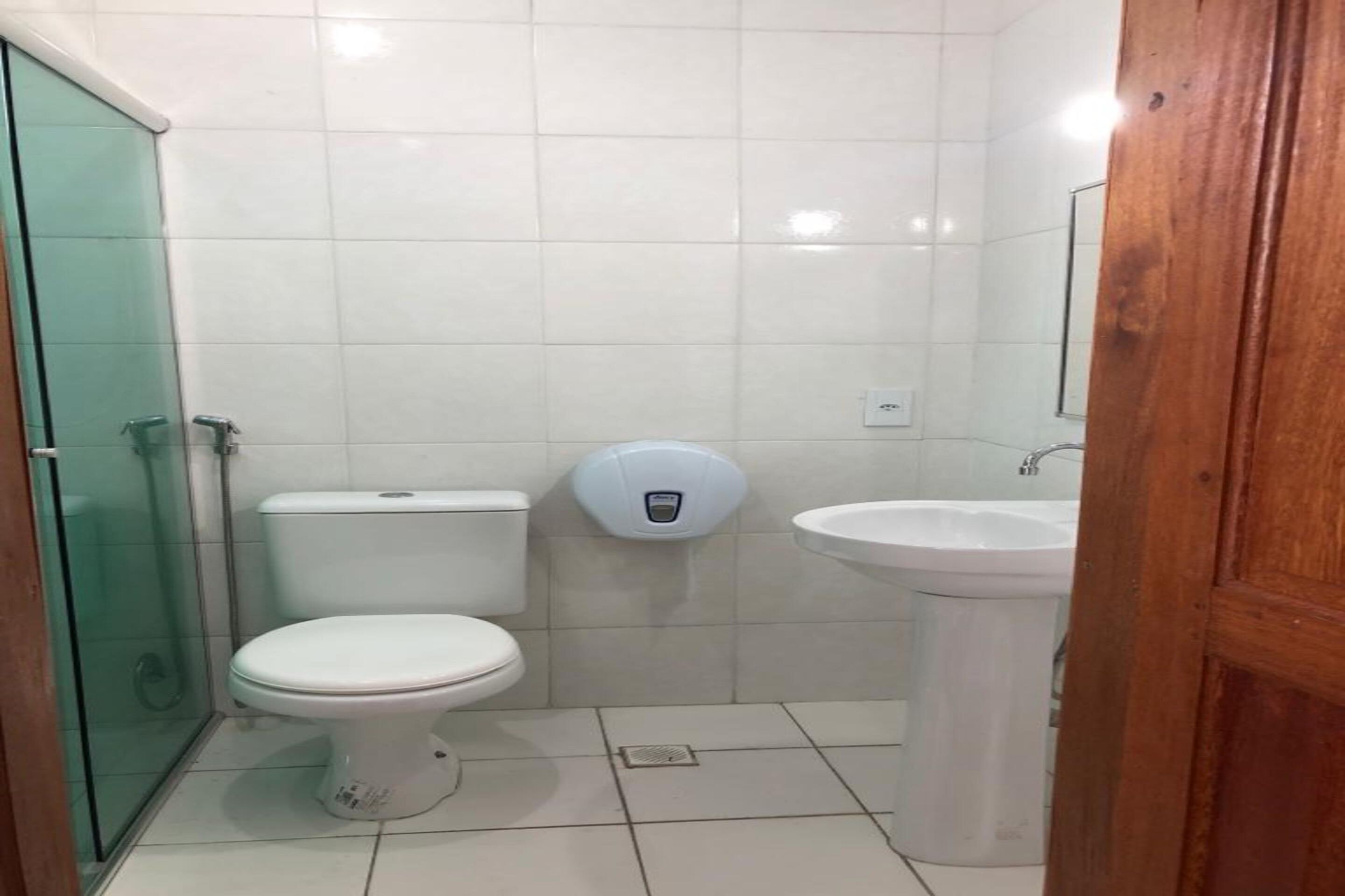 shower, free toiletries, towels