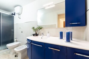 Bruser, gratis toiletartikler, hårtørrer, håndklæder