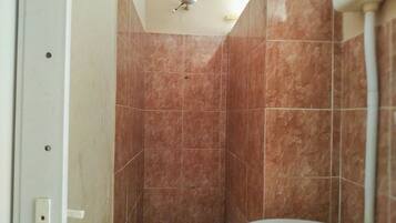 Chuveiro, toalhas de banho, sabonete, shampoo