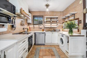 Fridge, microwave, oven, stovetop - Artistic Holiday Home in Prime Location "A Garden to Relax" (EL PUERTO DE SANTA MARIA)