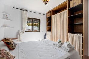 3 bedrooms, iron/ironing board, free WiFi, bed sheets