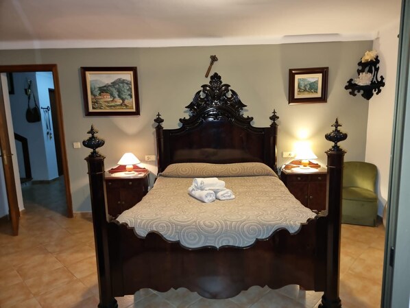 4 bedrooms, iron/ironing board, free WiFi, bed sheets
