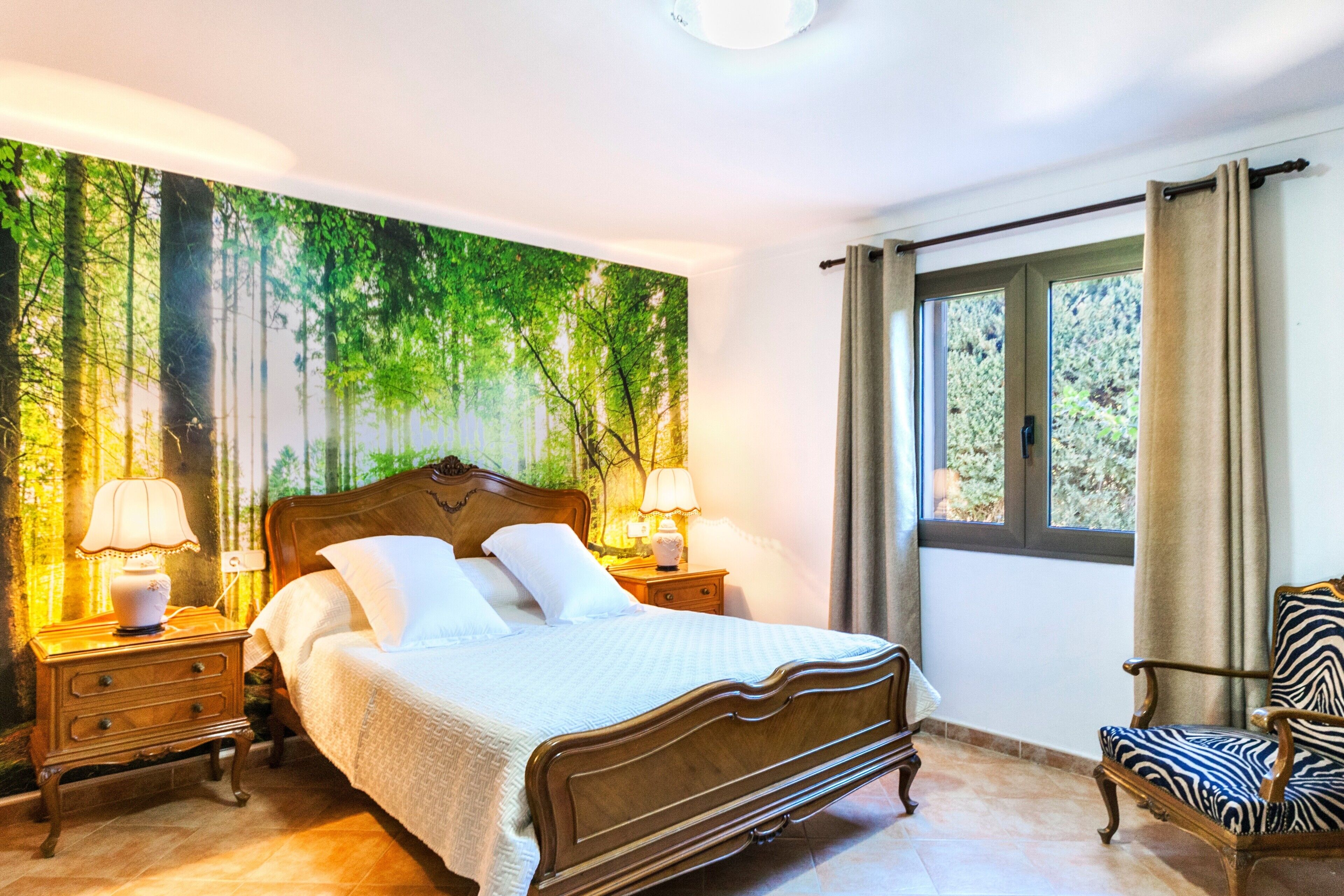 5 bedrooms, iron/ironing board, free WiFi, bed sheets