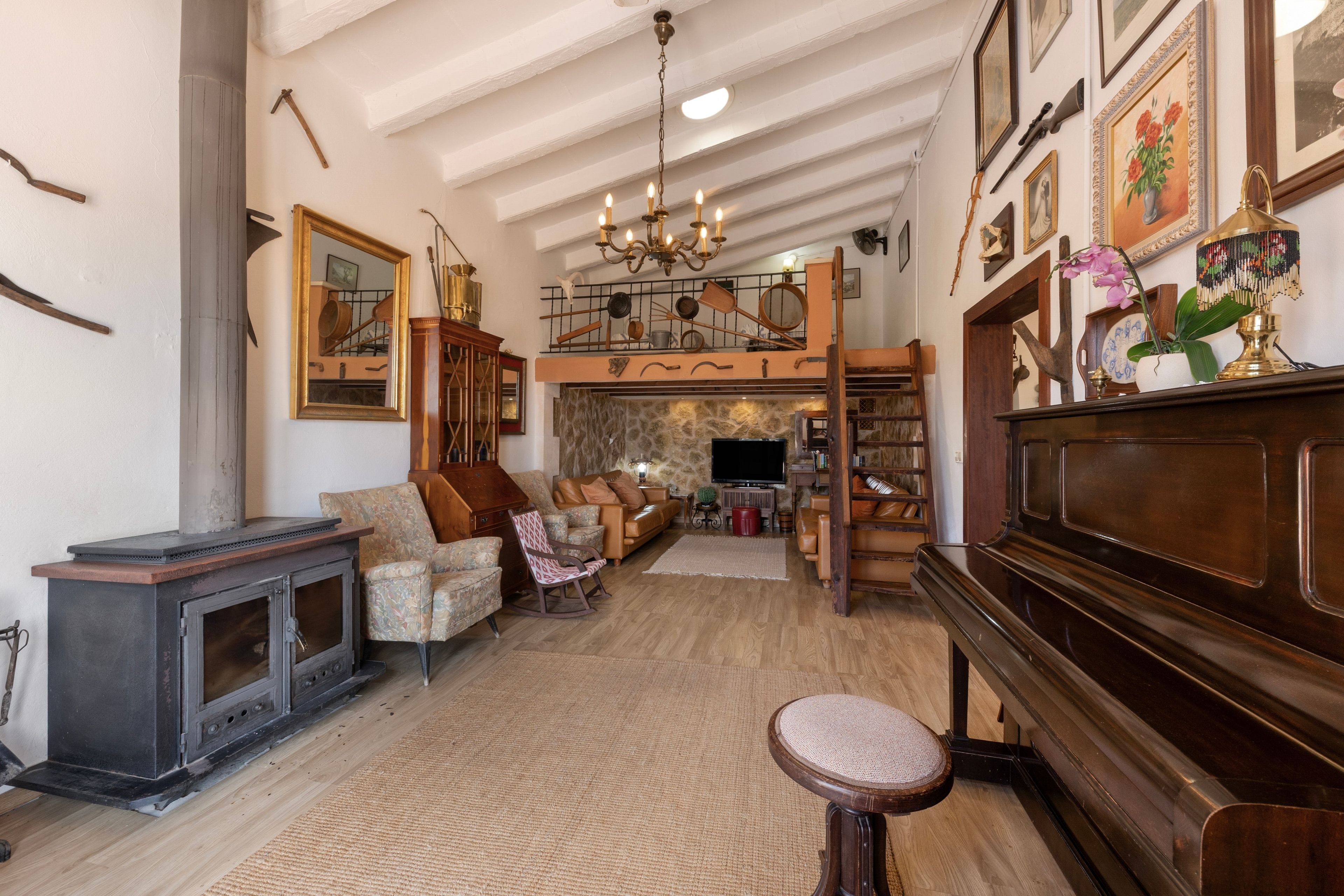 Una sala de estar acogedora con chimenea, asientos cómodos y un piano.